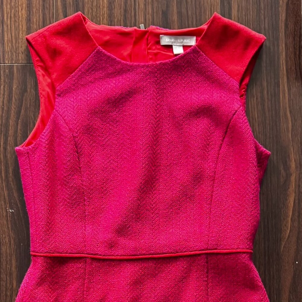 BANANA REPUBLIC Hot Pink & Red Herringbone Sheath Dress, Size 4—Contrast Trim
